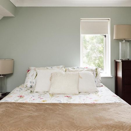 Beautiful Apartment In Guildford With Parking Send Exterior foto