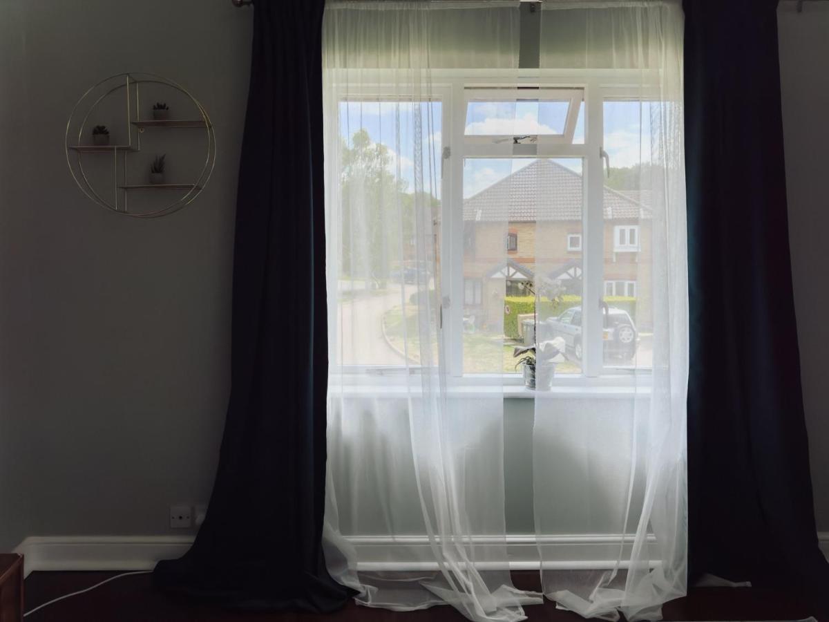 Beautiful Apartment In Guildford With Parking Send Exterior foto