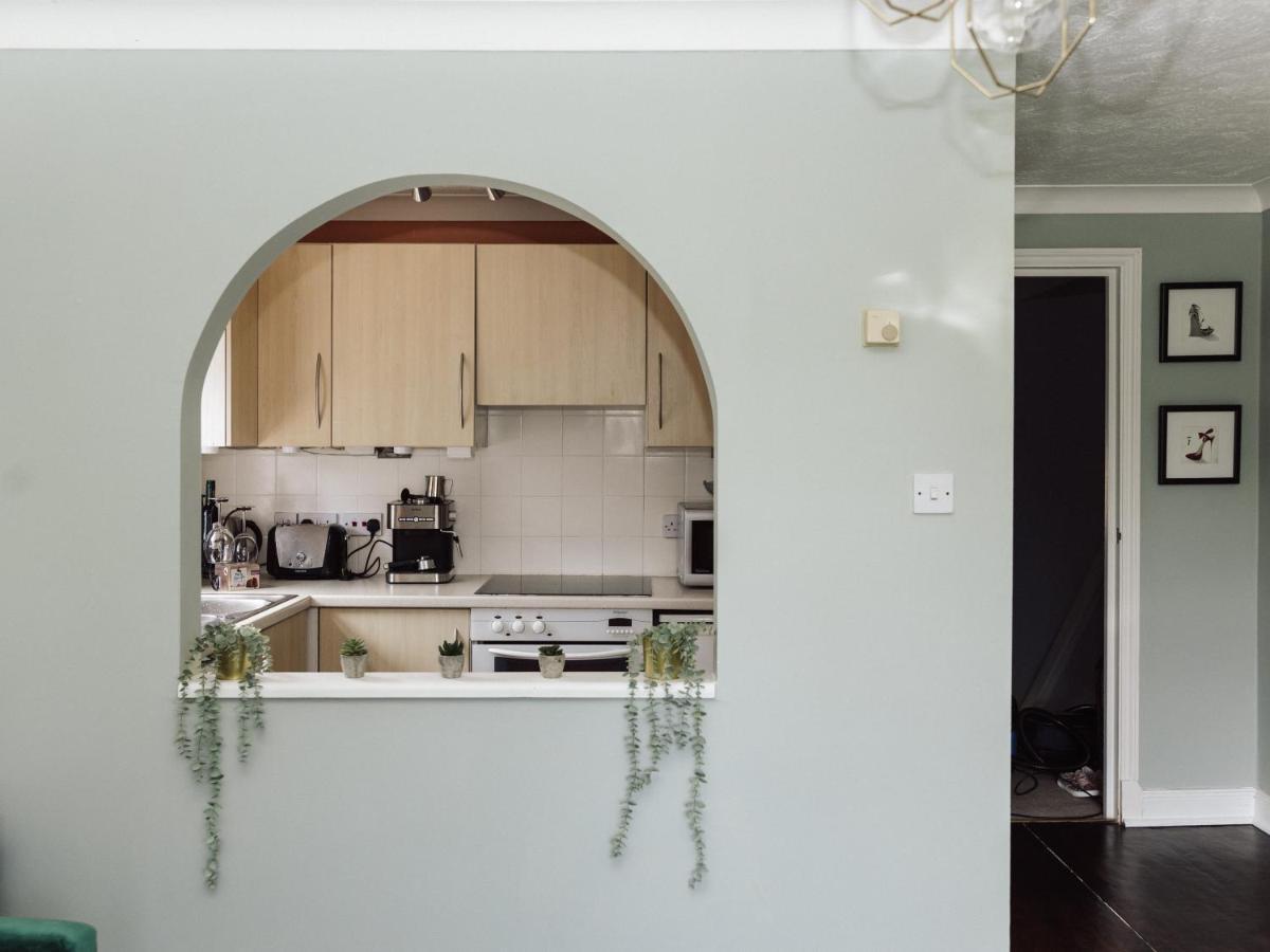 Beautiful Apartment In Guildford With Parking Send Exterior foto