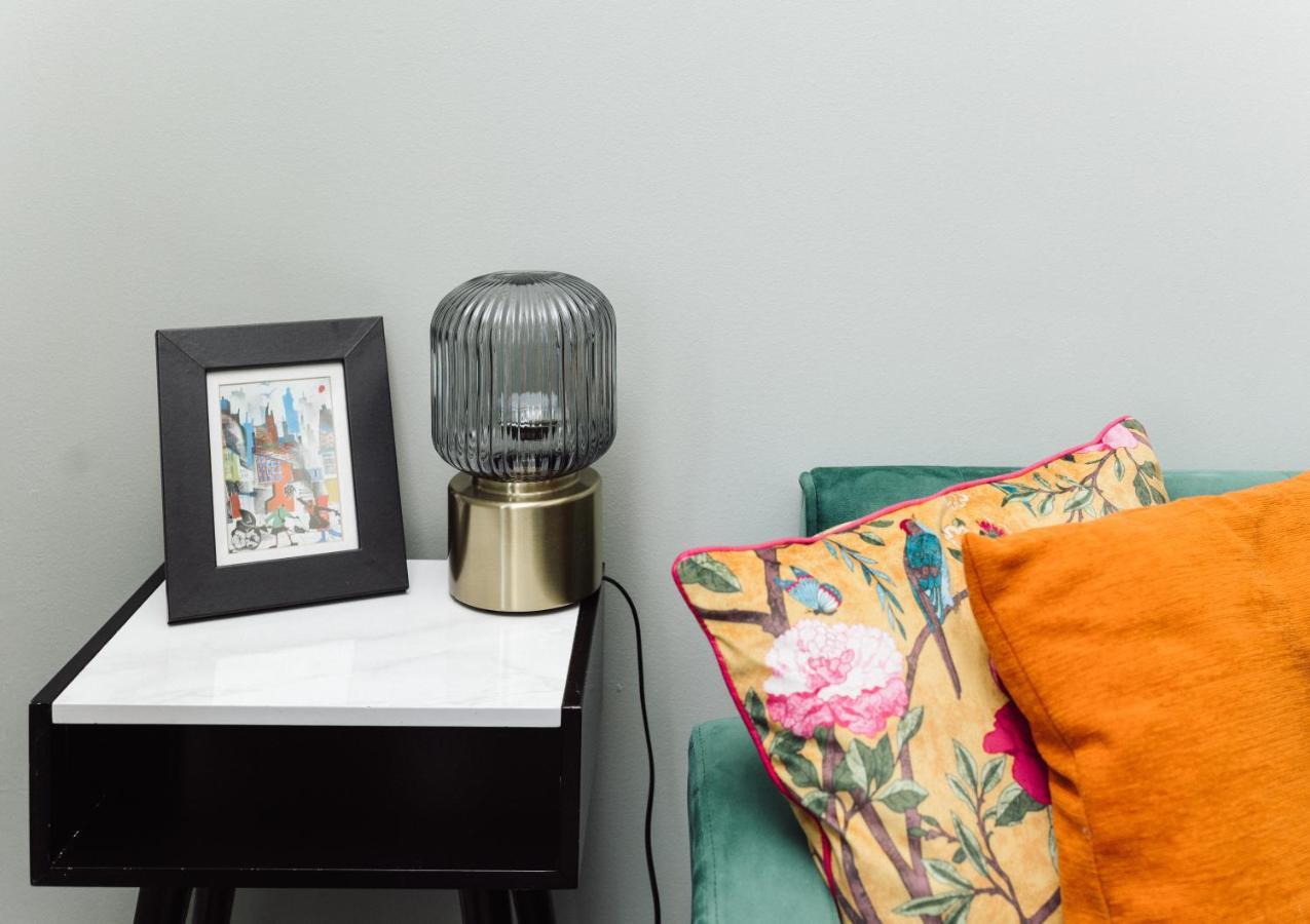 Beautiful Apartment In Guildford With Parking Send Exterior foto