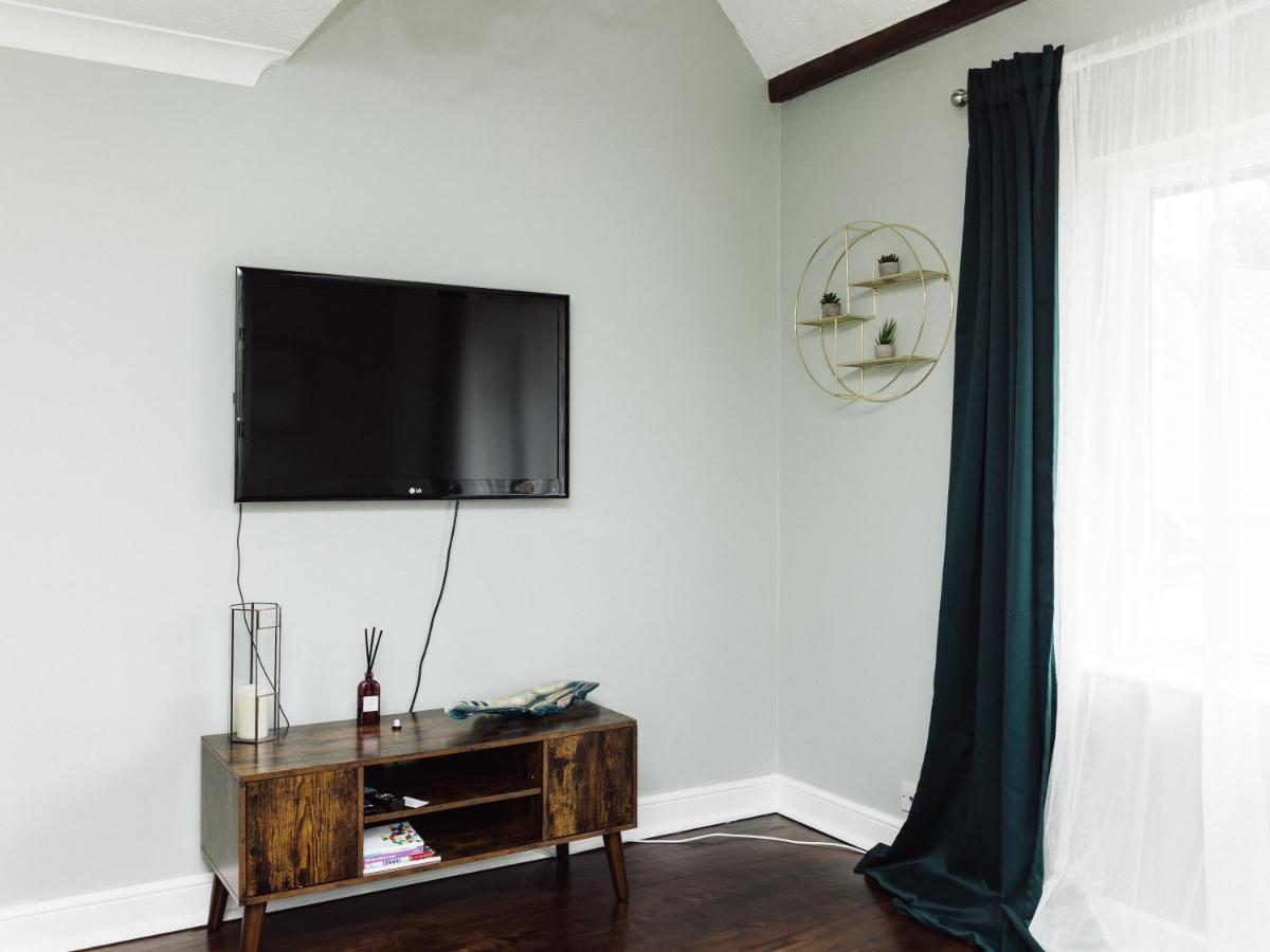 Beautiful Apartment In Guildford With Parking Send Exterior foto