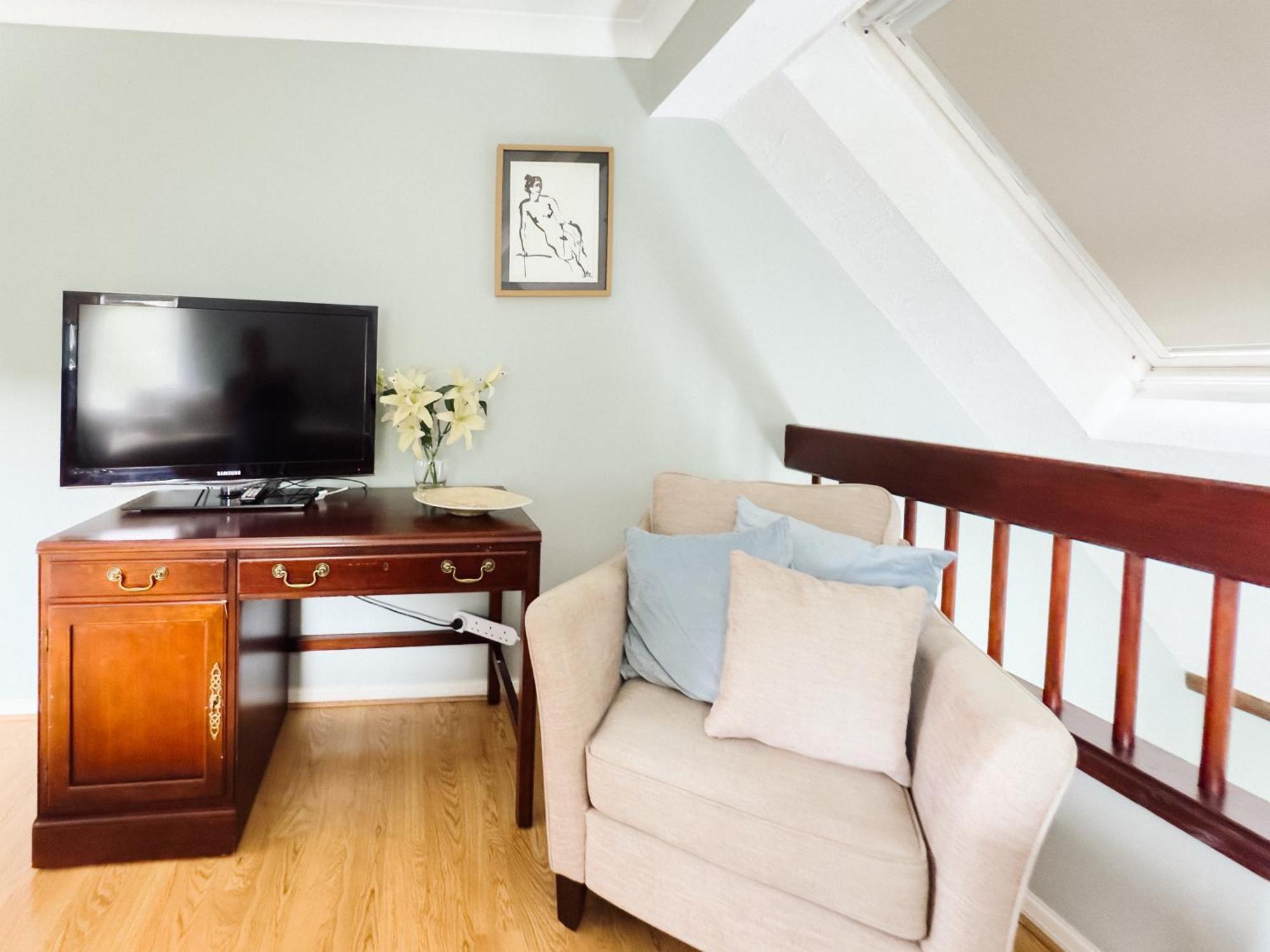 Beautiful Apartment In Guildford With Parking Send Exterior foto