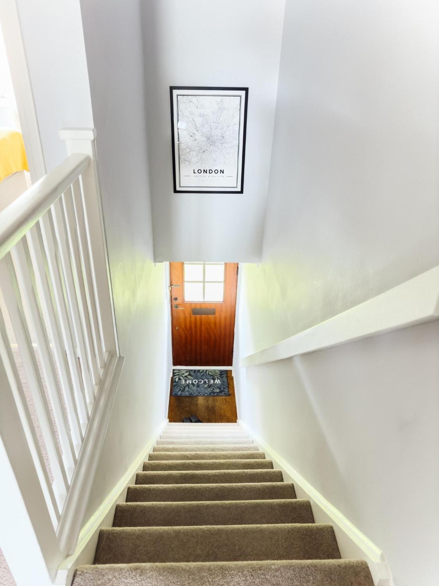 Beautiful Apartment In Guildford With Parking Send Exterior foto