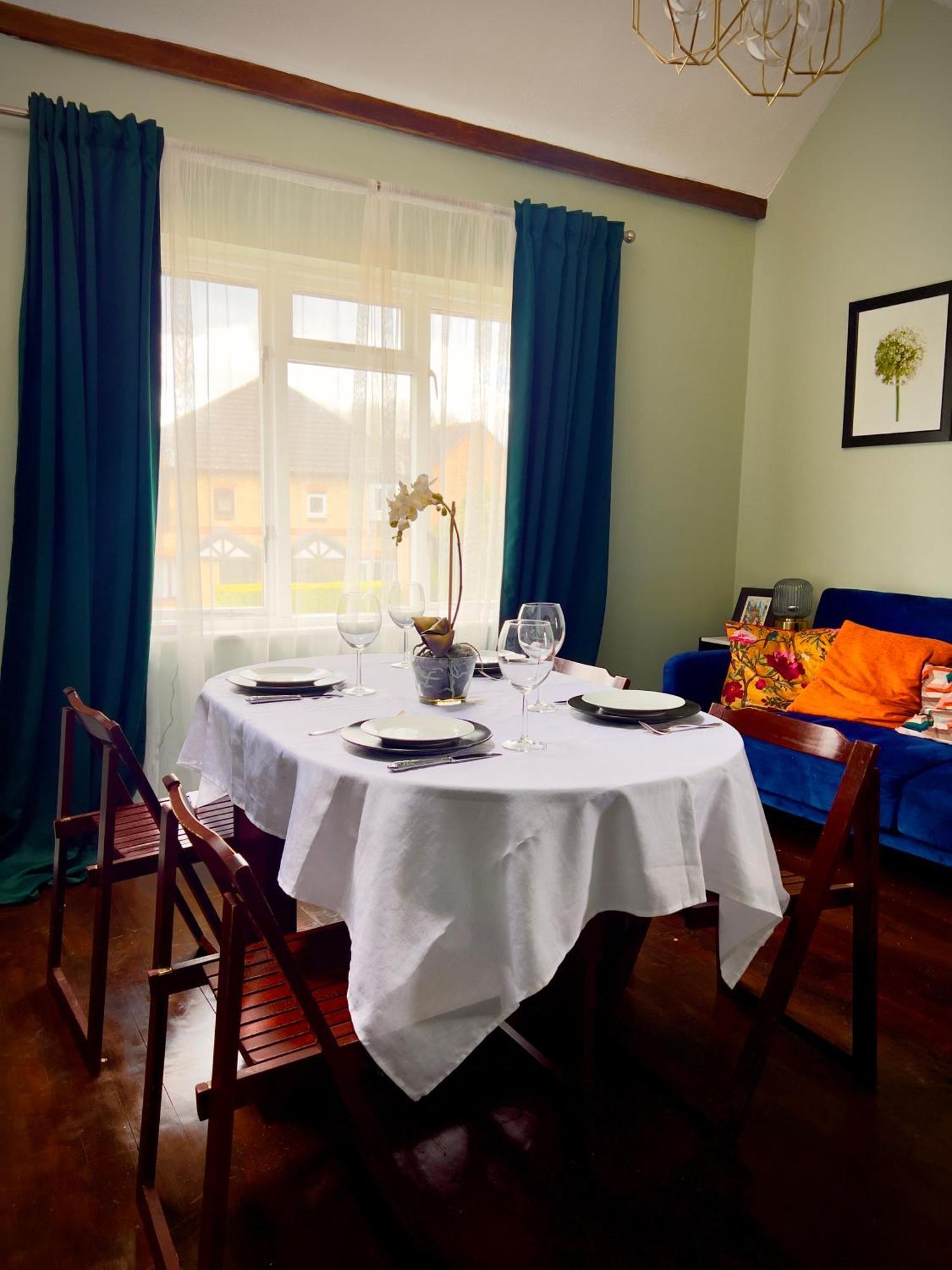 Beautiful Apartment In Guildford With Parking Send Exterior foto