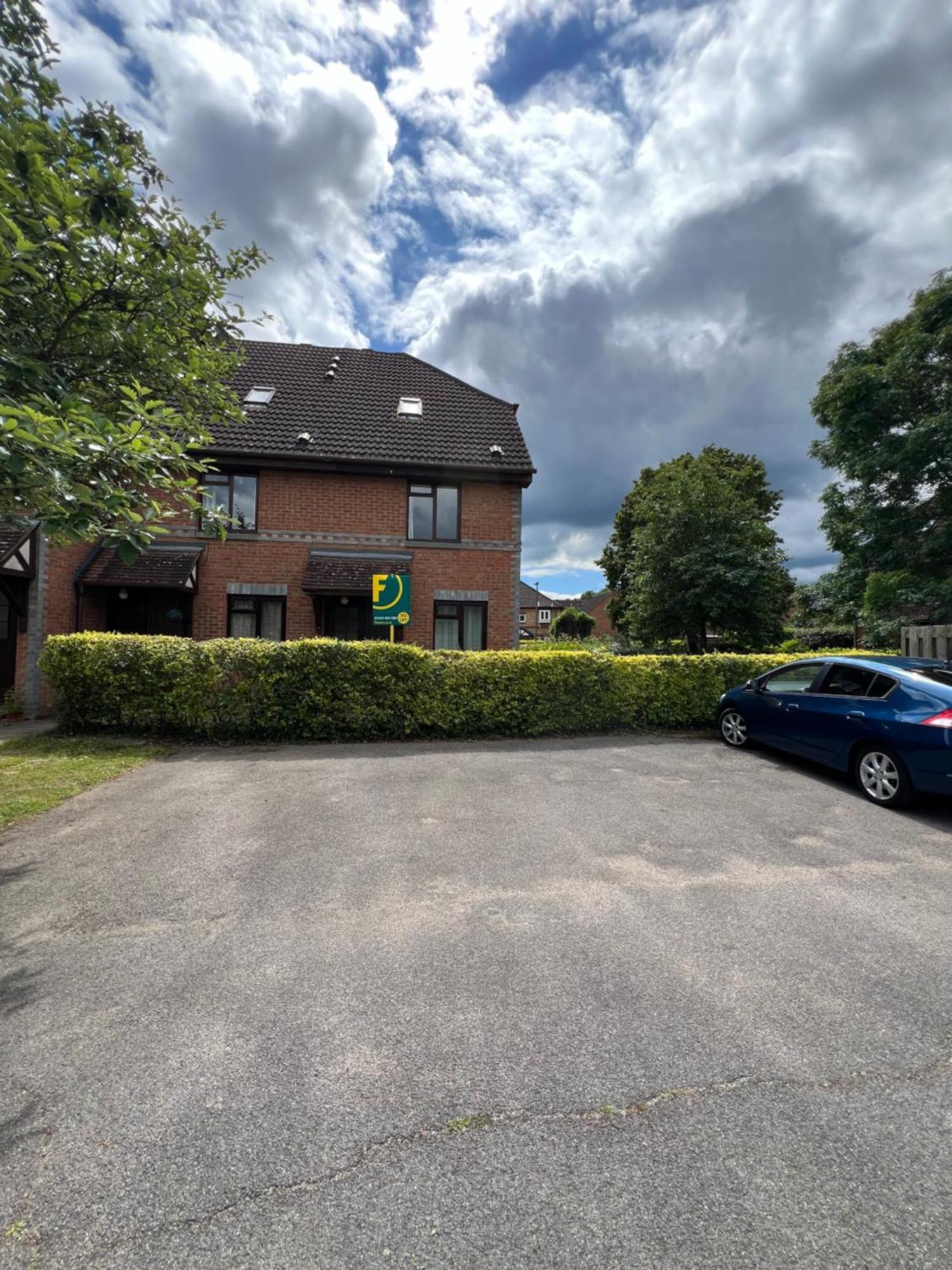 Beautiful Apartment In Guildford With Parking Send Exterior foto